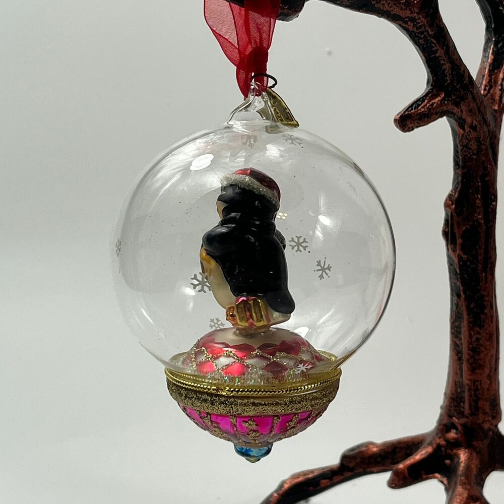 Thomas Pacconi Penguin Glass Dome Ornament Snowglobe Glitter 4.25" Vintage - Picture 2 of 8
